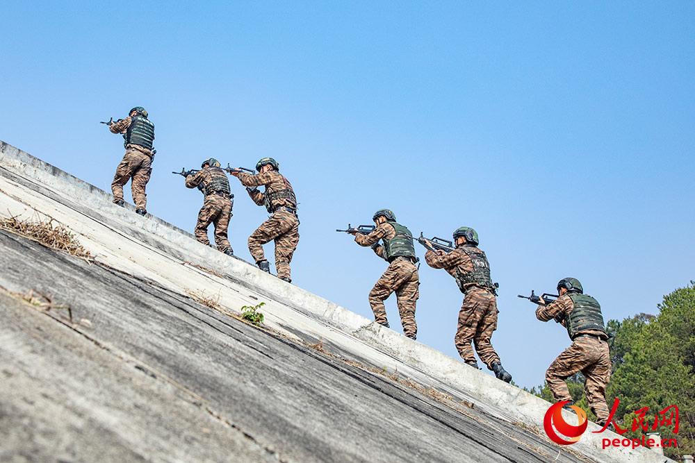 广西贺州：武警特战队员野外极限训练锤炼实战能力