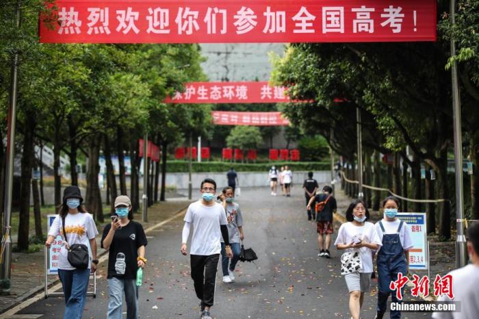 7月5日，2020年全国高考贵州省遵义市务川民族寄宿制中学考点在做好新冠肺炎疫情防控的前提下，安排考生熟悉考场。 瞿宏伦摄